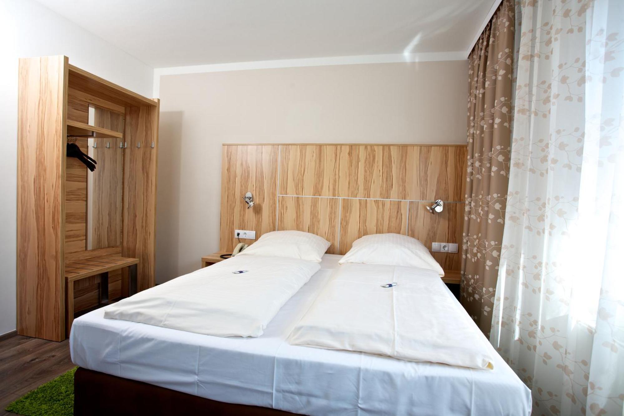 Hotel Reinhardtshof Garni Wolfschlugen Room photo